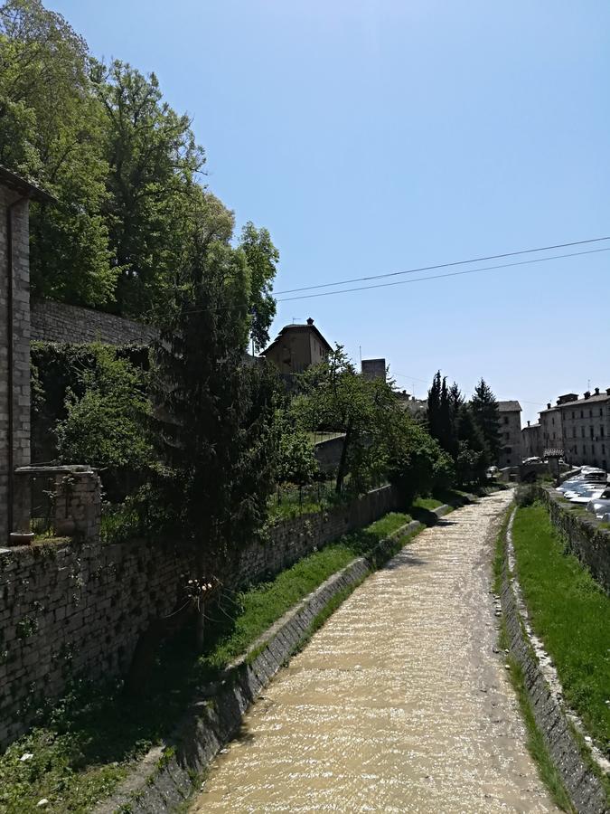 Civico 10 Hotel Gubbio Buitenkant foto